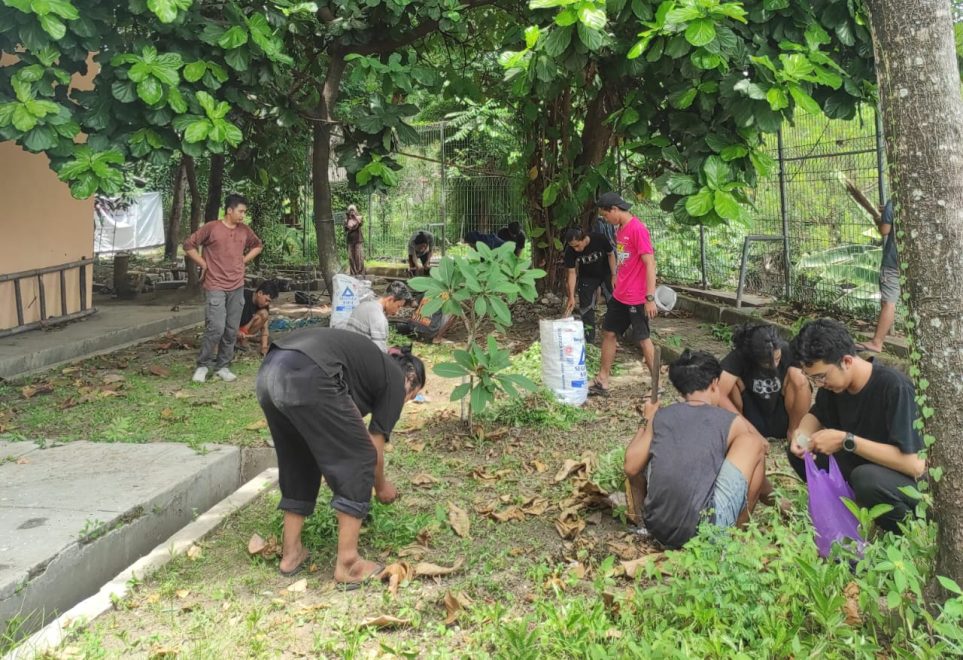 Dari Sampah Menjadi Kebun : Pemanfaatan Lahan Terbengkalai Menjadi Kebun Penghasil Pangan